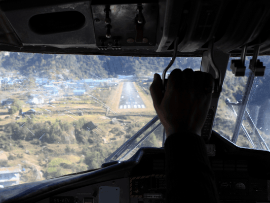 Lukla – Das Tor zum Himmel: Ein Flug in den Himalaya - Bisschen Mehr