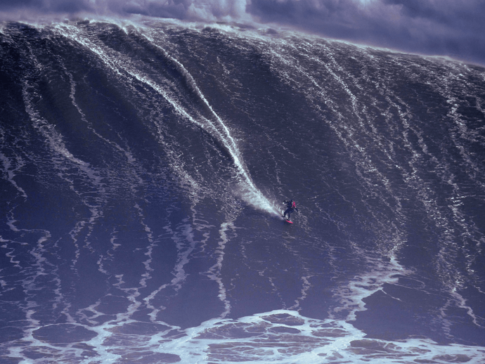 Die Big Waves in Nazarè Portugal