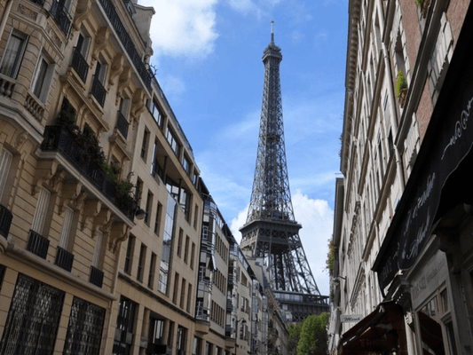 Paris, die Stadt der Lichter und der Liebe - Bisschen Mehr