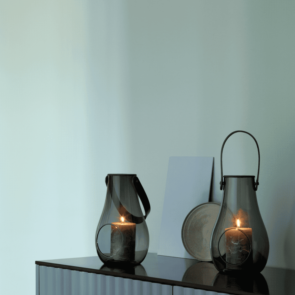 Holmegaard Laterne Design with Light - Mundgeblasenes Glas mit Lederhenkel - Bisschen Mehr