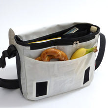 Laden Sie das Bild in den Galerie-Viewer, 360Grad Barkasse maritime Segeltuchtasche  -  Messenger Bag mit Laptopfach für 15&quot;
