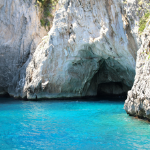 Laden Sie das Bild in den Galerie-Viewer, Vegane Körperseife mit Keramikschale - Capri Dreaming in einer Geschenkbox
