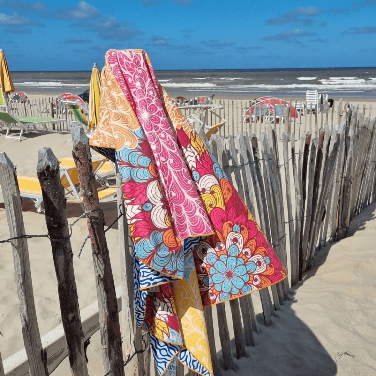 Microfaser Strandtuch - MALA aus recycelten PET Flaschen - Bisschen Mehr
