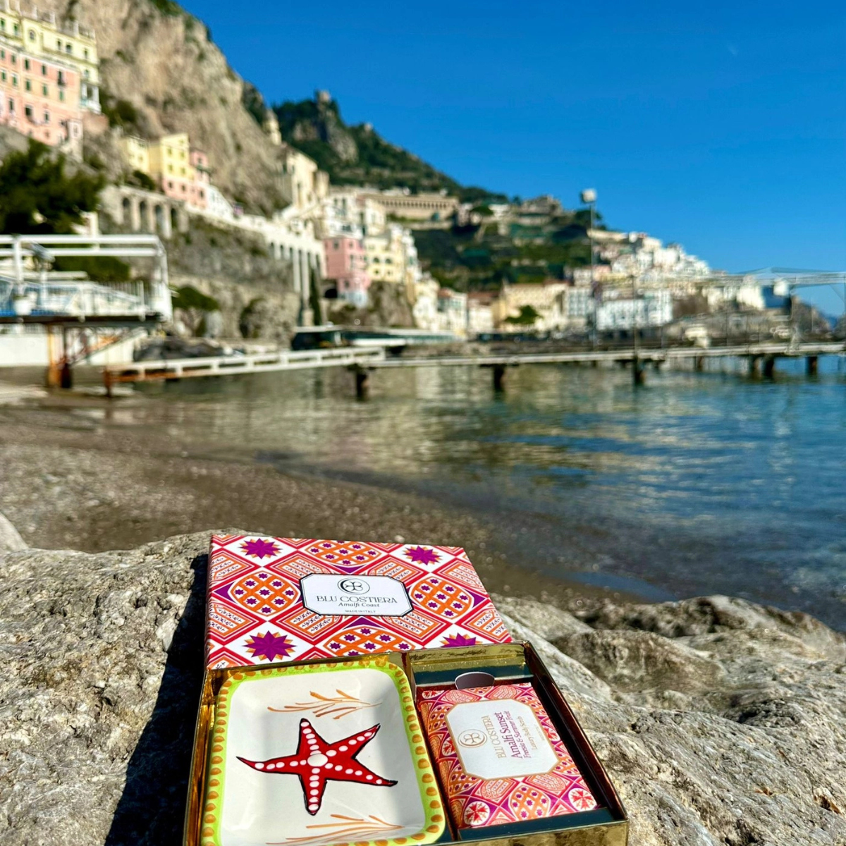 Peelingseifen-Geschenkset „Amalfi Sunset“ – Frische Früchte & Freesie mit Vietri-Keramikschale