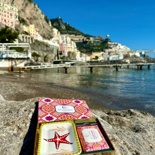 Laden Sie das Bild in den Galerie-Viewer, Vegane Peelingseife mit Keramikschale - Amalfi Sunset in einer Geschenkbox
