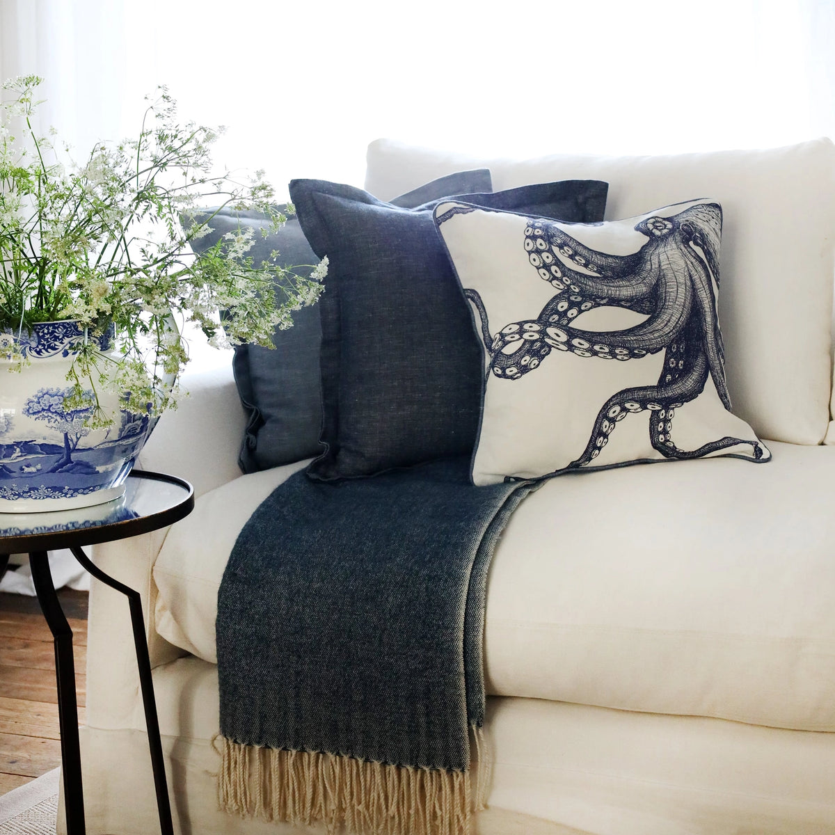 Cream Cornwall Leinen-Kissenbezug „Oktopus“ (45 × 45 cm)