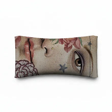 Laden Sie das Bild in den Galerie-Viewer, Voglio Bene Samtiges Brillenetui „Venus“ – Schutz mit Stil
