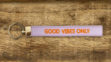 Laden Sie das Bild in den Galerie-Viewer, Statement Schlüsselanhänger - GOOD VIBES ONLY
