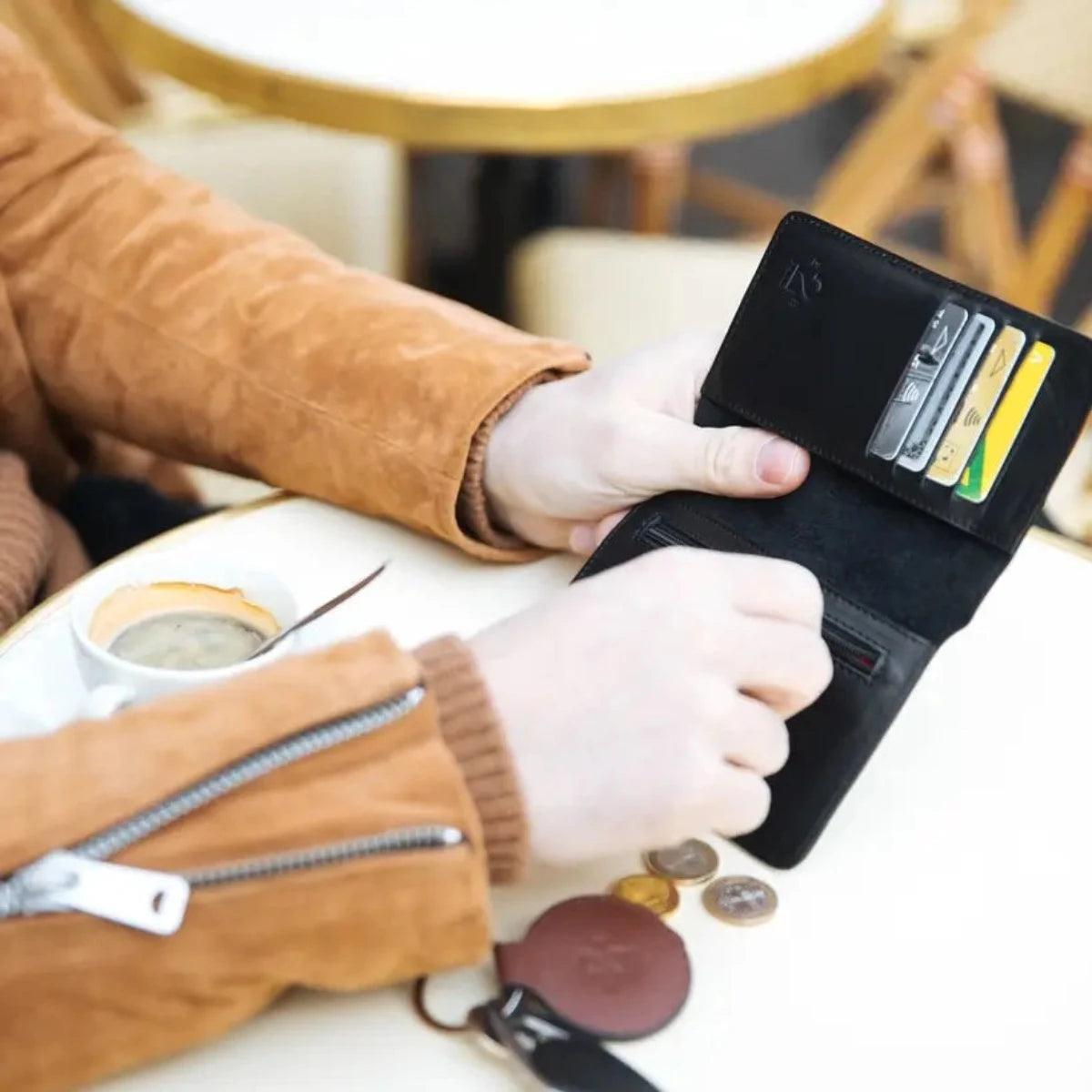 E2R Paris - Brieftasche für Herren aus recyceltem Kamelleder - Bisschen Mehr