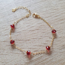 Laden Sie das Bild in den Galerie-Viewer, Armband - 18 Karat vergoldet mit scharlachroten Kristallen
