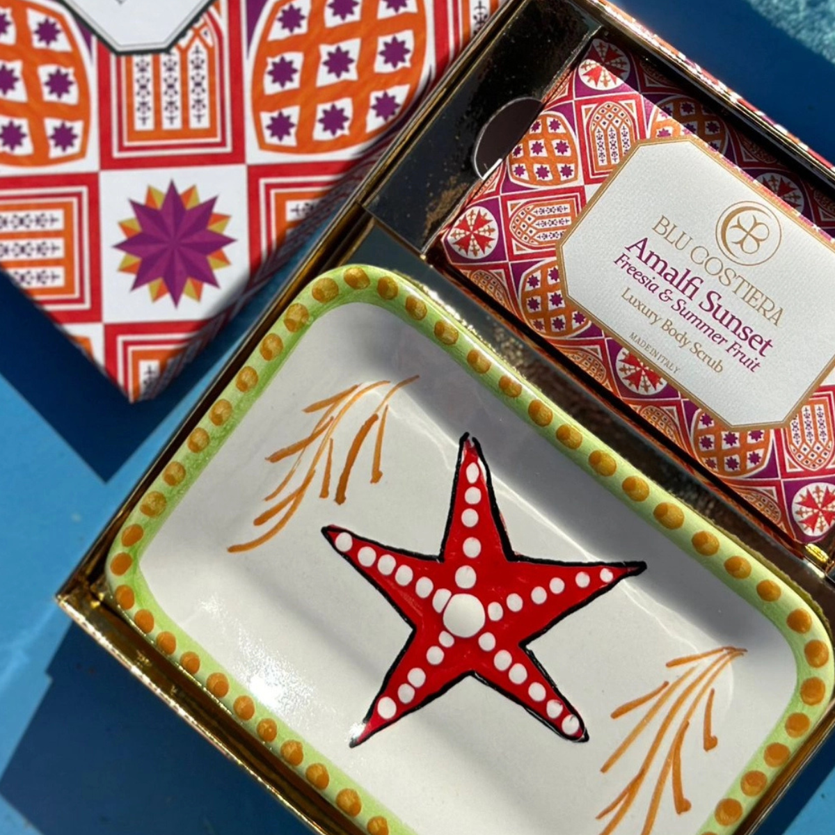 Peelingseifen-Geschenkset „Amalfi Sunset“ – Frische Früchte & Freesie mit Vietri-Keramikschale