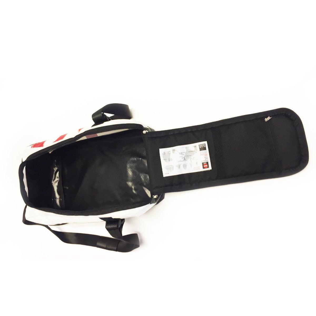 360Grad Container maritime Sport & Reisetasche - aus recyceltem Segeltuch - schwarz / weiß - Bisschen Mehr