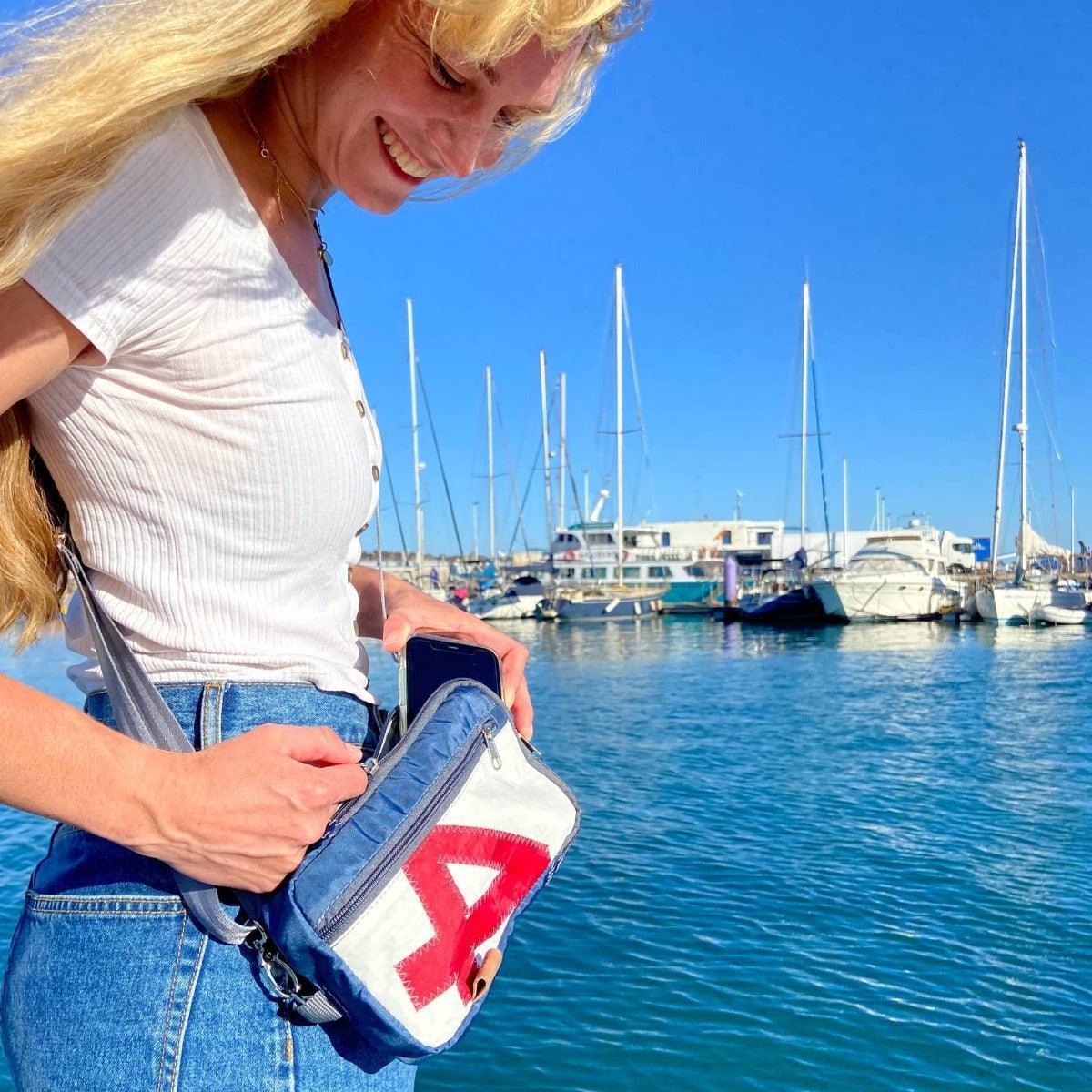 360Grad Nautik maritime Segeltuchtasche - aus recyceltem Segeltuch - rot / blau - Bisschen Mehr